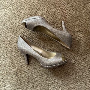 New Bandolino silver/gold heels sz 7.5